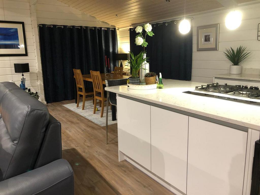 Frisby Lakes Luxury Lodge Park