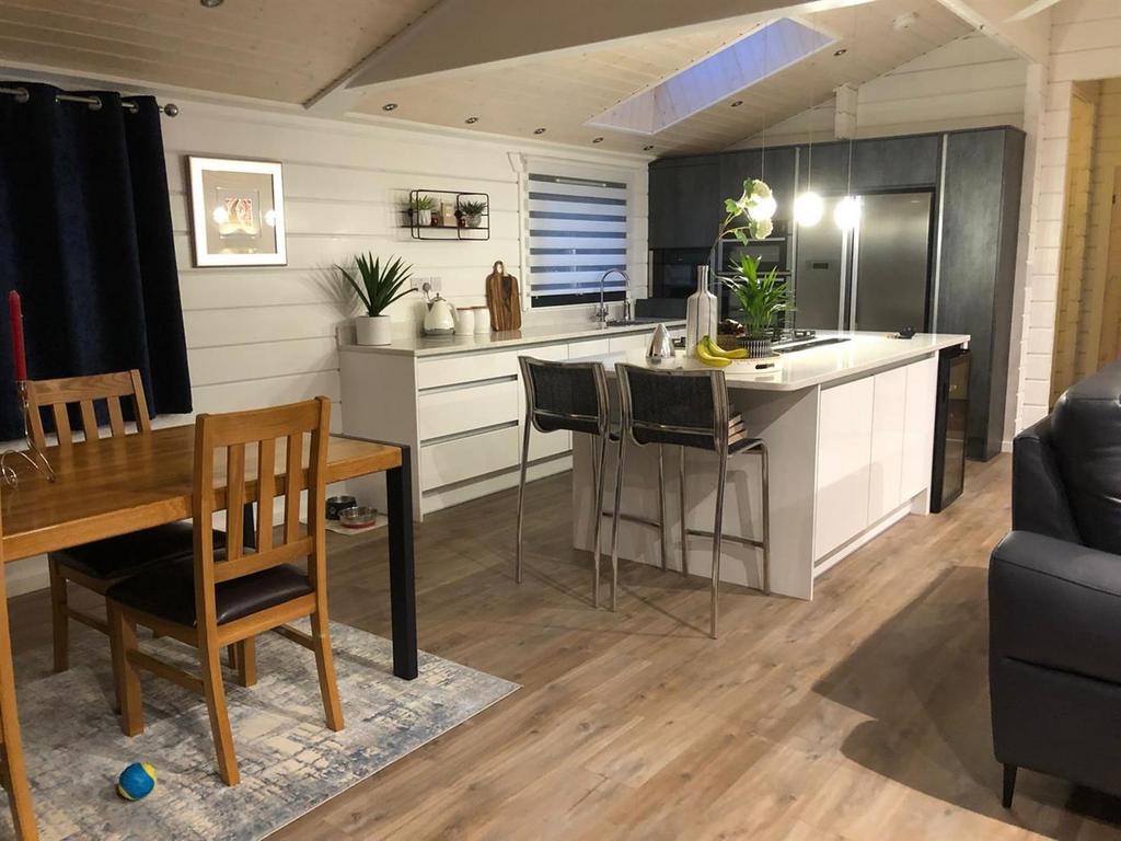 Frisby Lakes Luxury Lodge Park