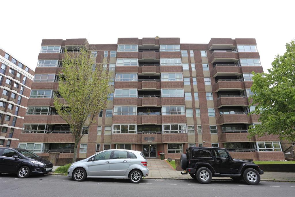 Eaton Gardens, Hove 2 bed flat £1,500 pcm (£346 pw)