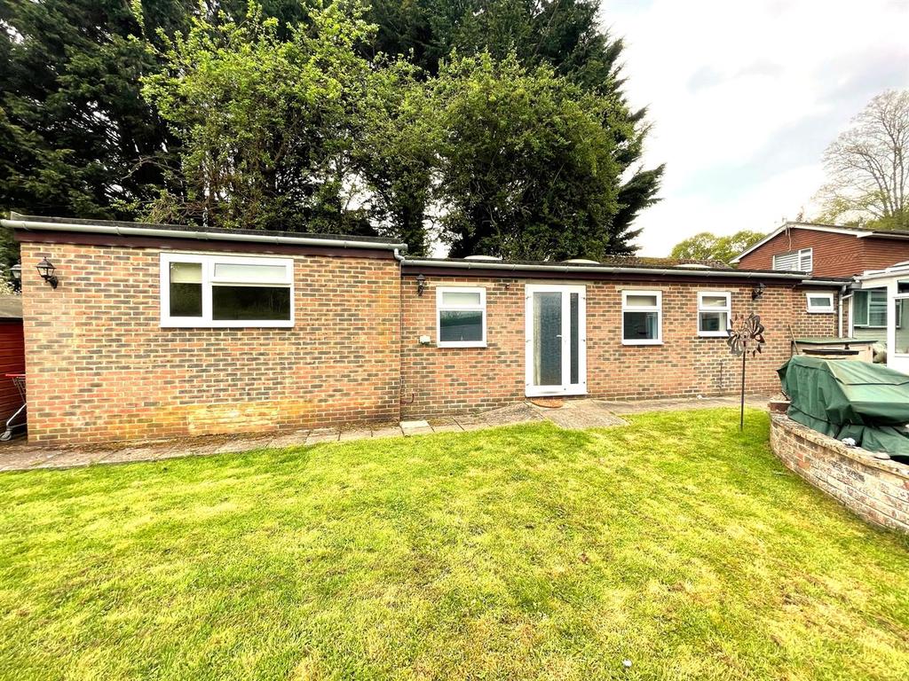 Valebridge Road, Burgess Hill 1 bed flat £825 pcm (£190 pw)