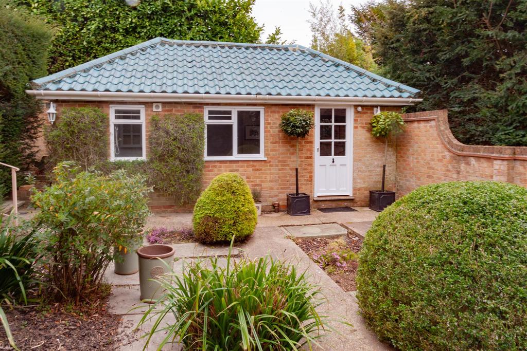 Reigate Hill Close, Reigate Studio £850 pcm (£196 pw)