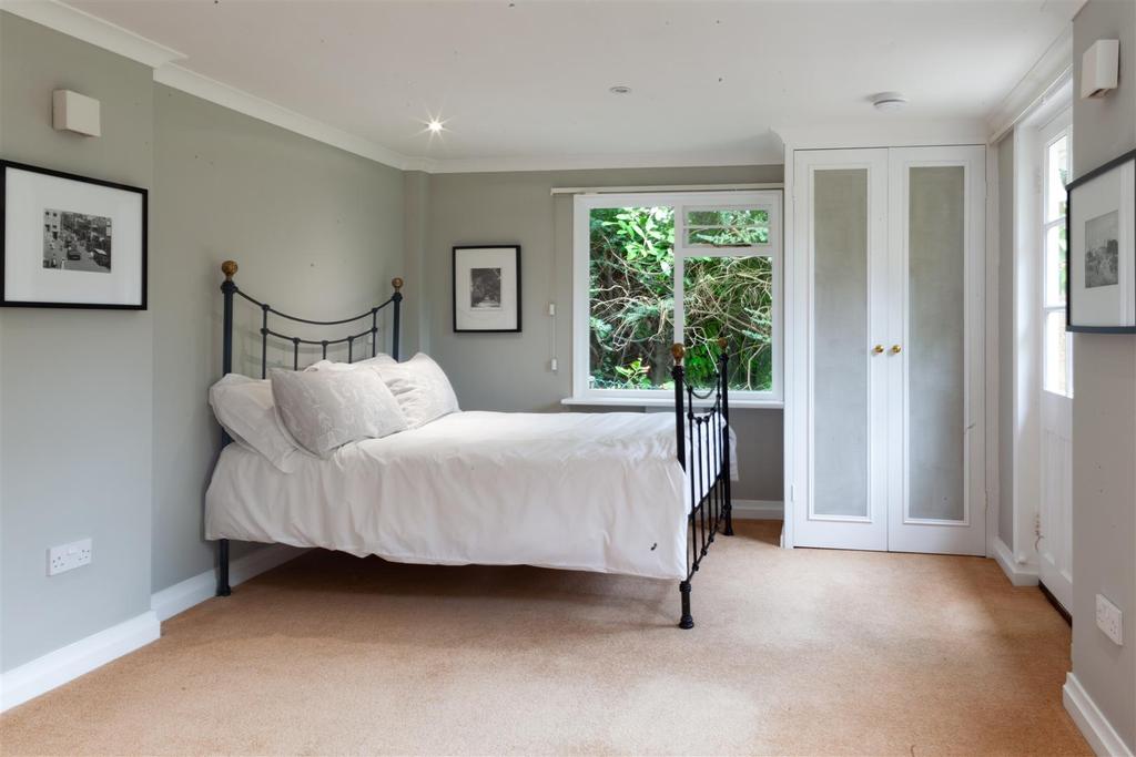 Reigate Hill Close, Reigate Studio £850 pcm (£196 pw)