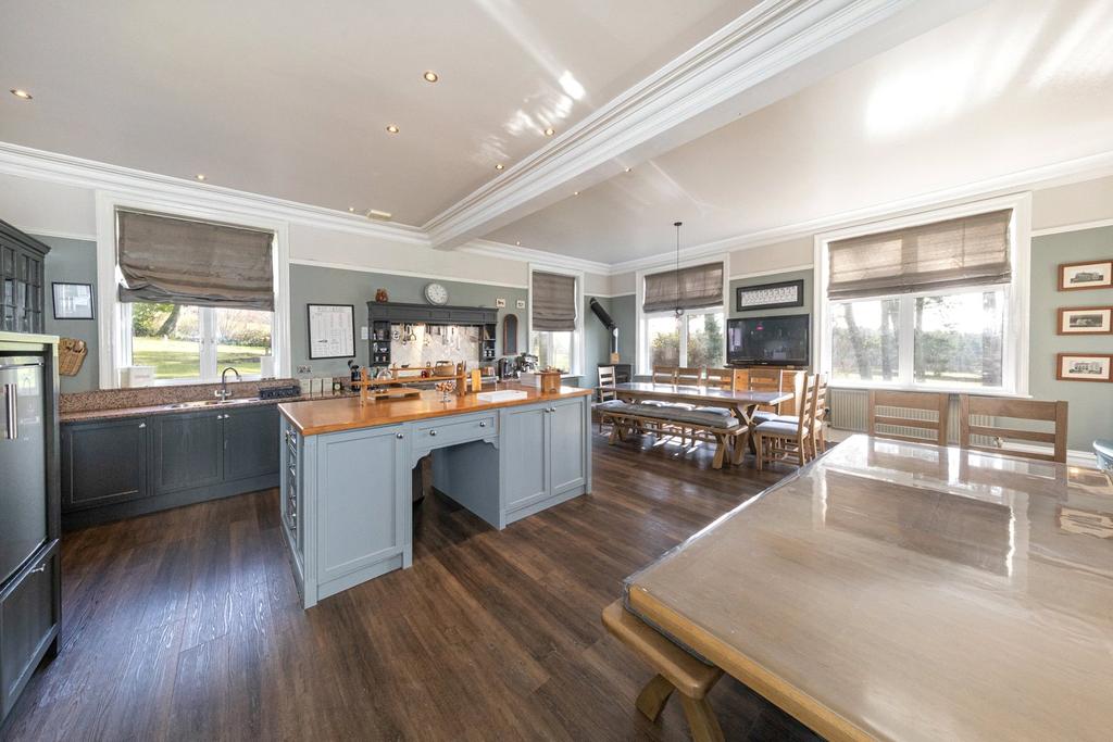 Kitchen/ Dining Room