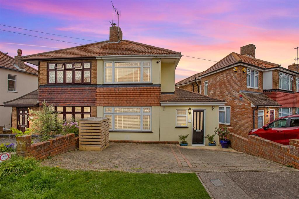 Langley Avenue, Hemel Hempstead, HP3 2 bed house £440,000