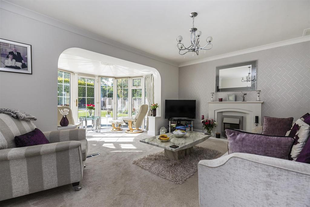 Long Fallas Crescent 3 bed detached bungalow for sale £500,000