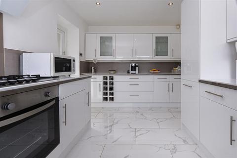 22 Long Fallas Crescent, Brighouse, HD6 3TN