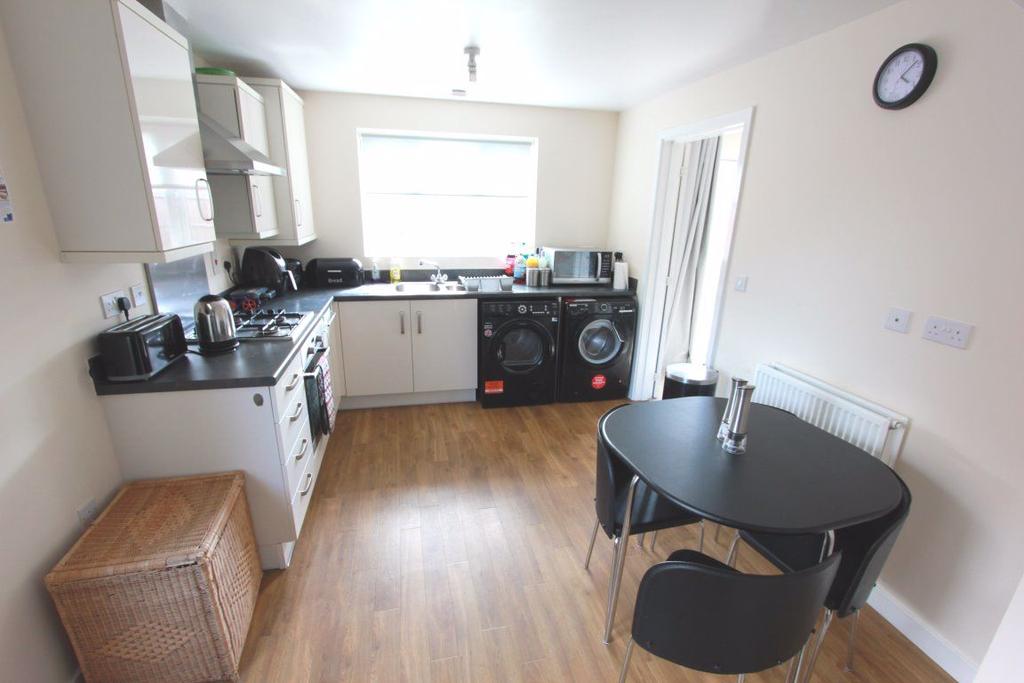 Navy Close, Burbage 3 bed detached house £1,000 pcm (£231 pw)