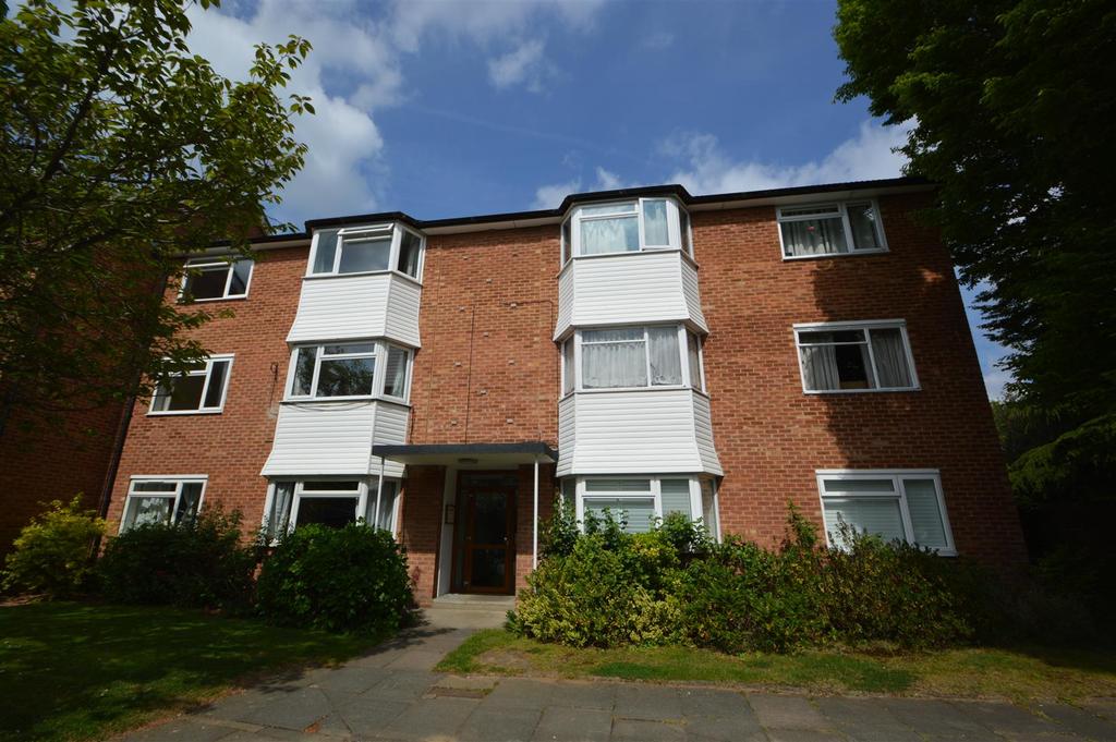 Kingswood Close, Surbiton 2 bed flat £1,550 pcm (£358 pw)