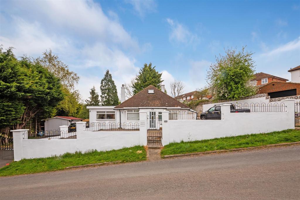 Beechen Lane, Lower Kingswood, Tadworth 4 bed chalet £725,000