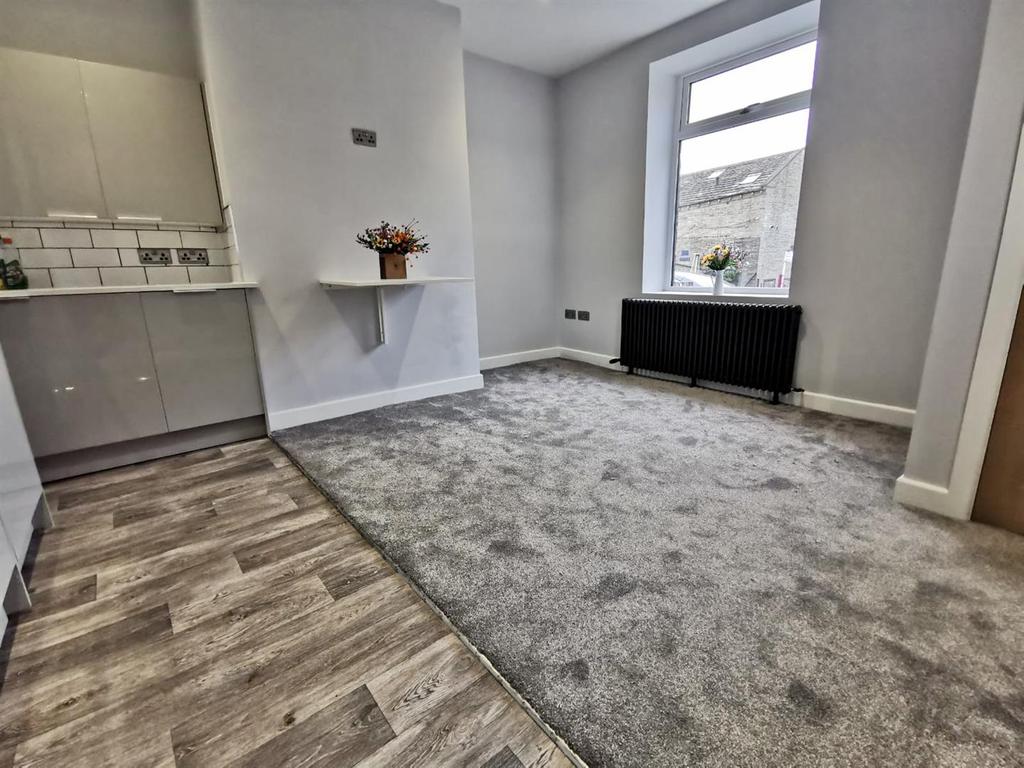 West Street, Shelf, Halifax 1 bed end of terrace house £595 pcm (£137 pw)