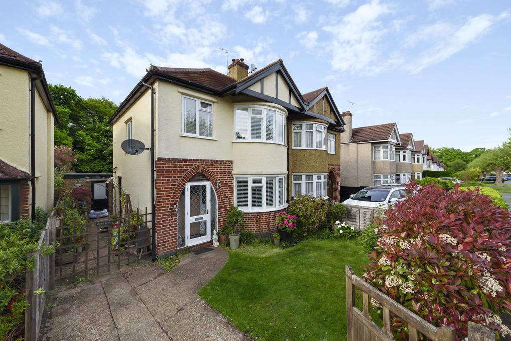 Woodlands Avenue, West Byfleet, Surrey, KT14 3 bed semidetached house £635,000