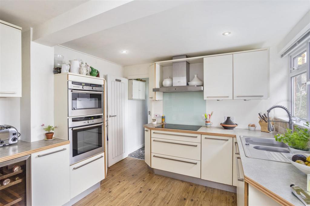 Oliver Road, Ascot 2 bed semidetached house £550,000