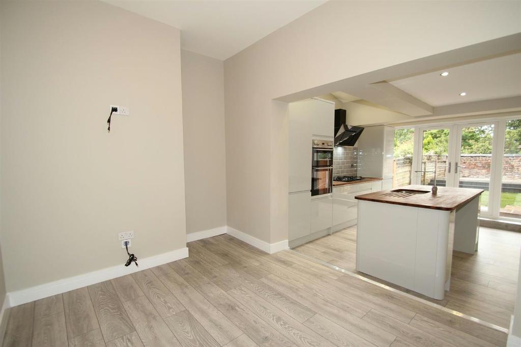 Priory Street, Bowdon 3 bed terraced house £1,800 pcm (£415 pw)