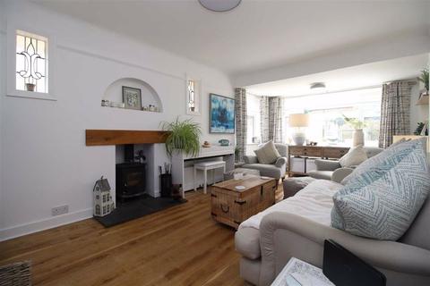 4 Pine Close, Barton On Sea, New Milton, BH25 7NZ