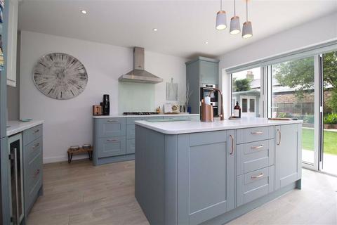 4 Pine Close, Barton On Sea, New Milton, BH25 7NZ