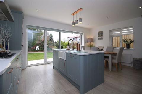 4 Pine Close, Barton On Sea, New Milton, BH25 7NZ