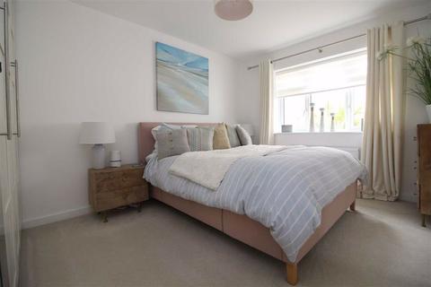 4 Pine Close, Barton On Sea, New Milton, BH25 7NZ