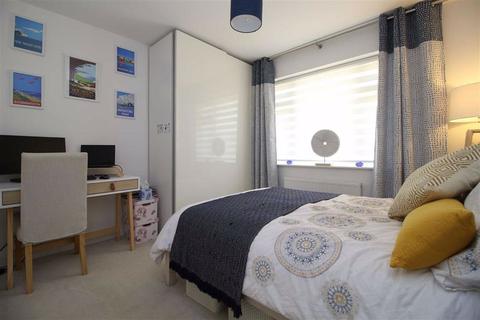 4 Pine Close, Barton On Sea, New Milton, BH25 7NZ