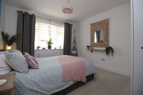 4 Pine Close, Barton On Sea, New Milton, BH25 7NZ