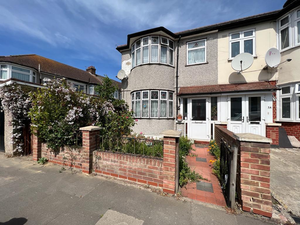 Southbourne Gardens, Ilford 3 bed end of terrace house £450,000