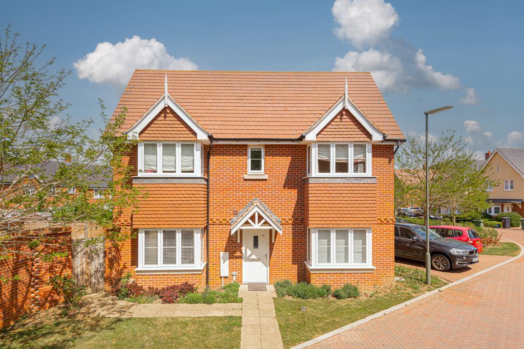 Ethel Bailey Close, Epsom 3 bed semidetached house £675,000