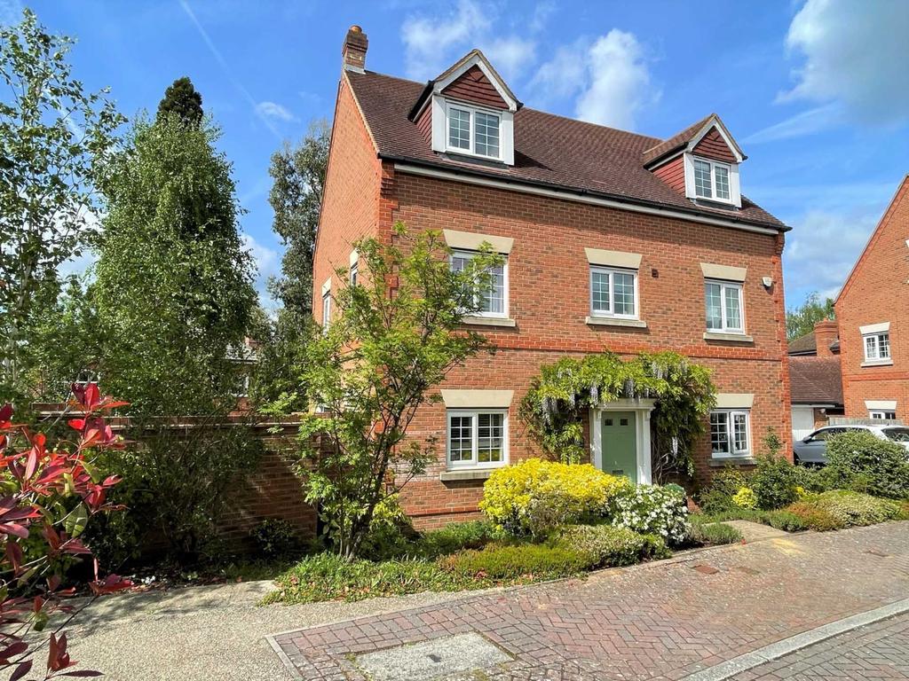 Broomhurst Lane, Elvetham Heath, Fleet 6 bed detached house £2,500