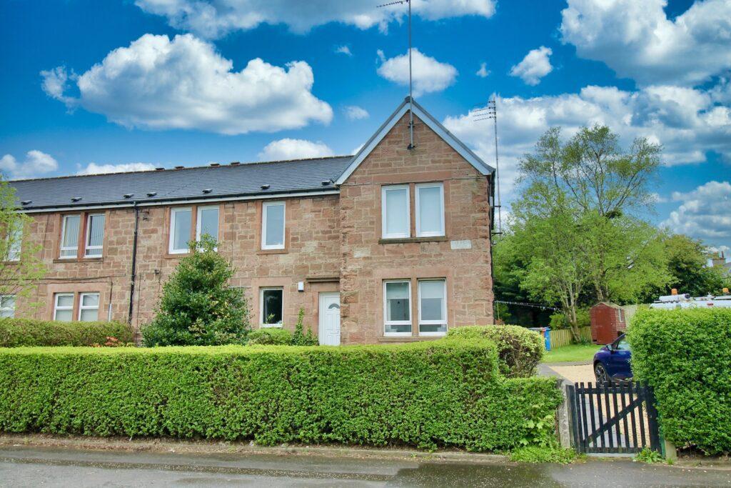 Emerson Road, G64 1QE 3 bed flat £130,000