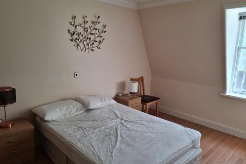 2 bedroom flat to rent - Queensgate, Inverness, IV1