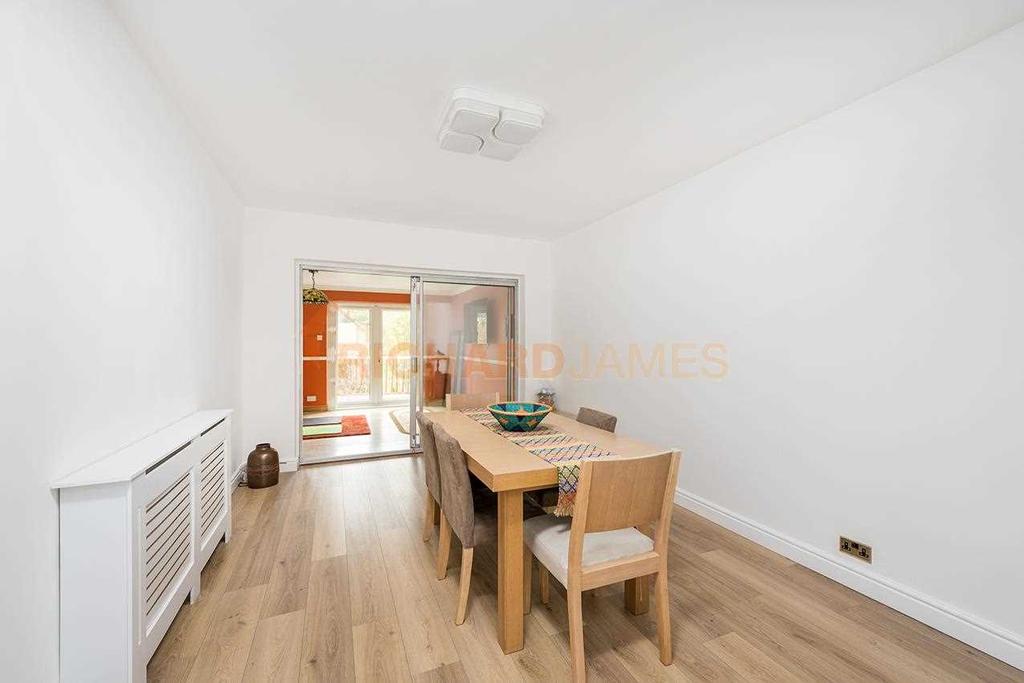 Elmgate Gardens, Edgware 5 bed semidetached house £950,000