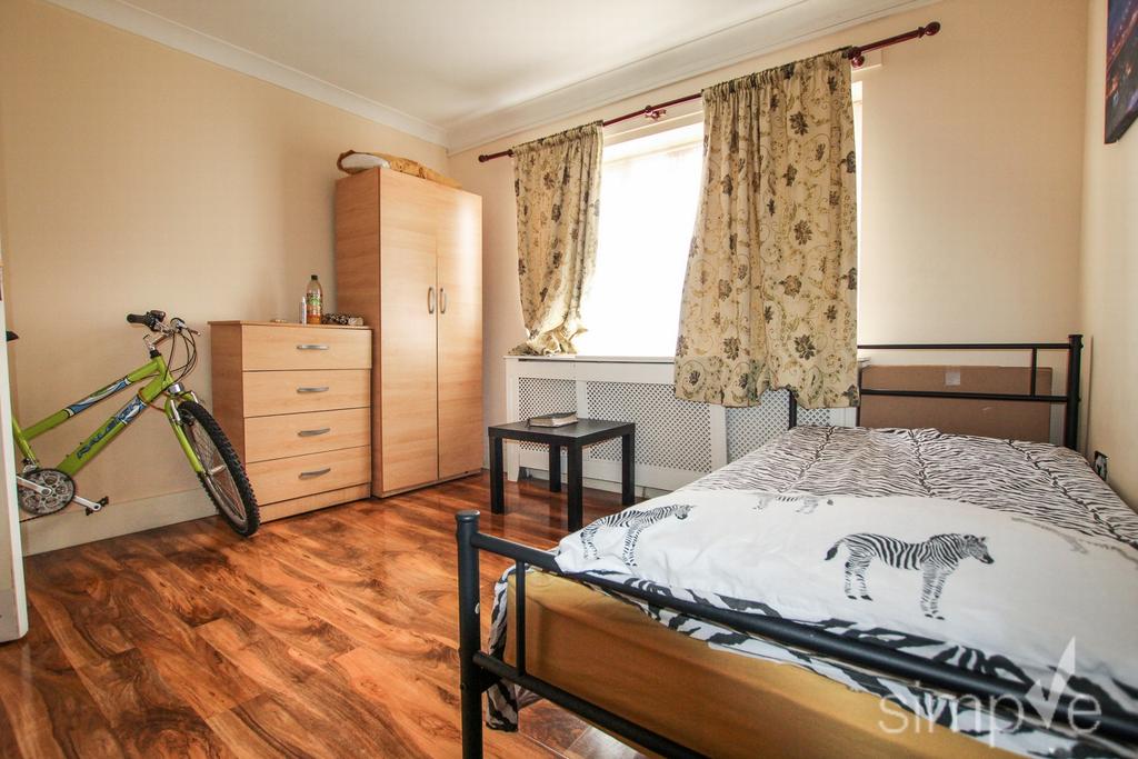 Warley Avenue, Hayes, UB4 6 bed semidetached house £750,000