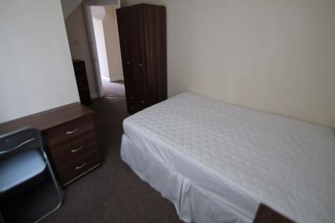 2 bedroom house to rent, Knowle Mount, Leeds