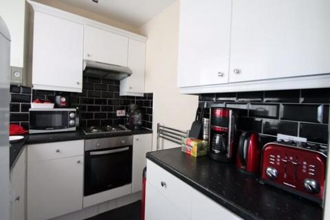 2 bedroom house to rent, Knowle Mount, Leeds