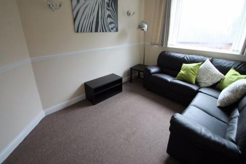 2 bedroom house to rent, Knowle Mount, Leeds