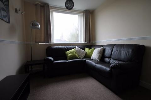 2 bedroom house to rent, Knowle Mount, Leeds