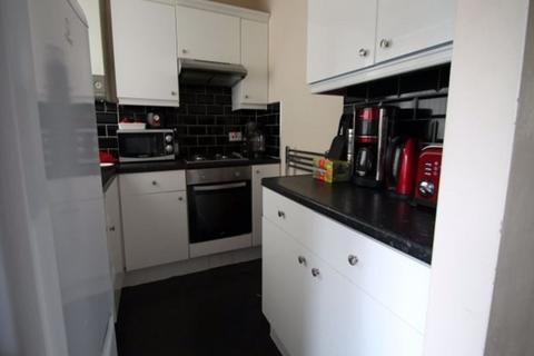 2 bedroom house to rent, Knowle Mount, Leeds