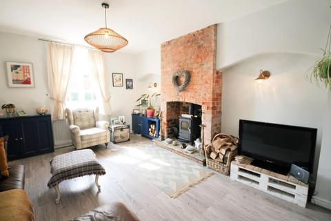 2 bedroom end of terrace house to rent, Bexton Road, Knutsford