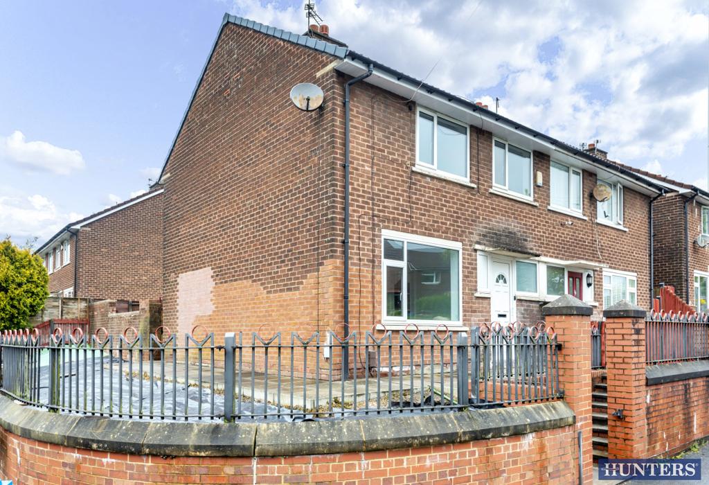 Kenyon Way, Little Hulton, Manchester 3 bed semidetached house £800 pcm (£185 pw)