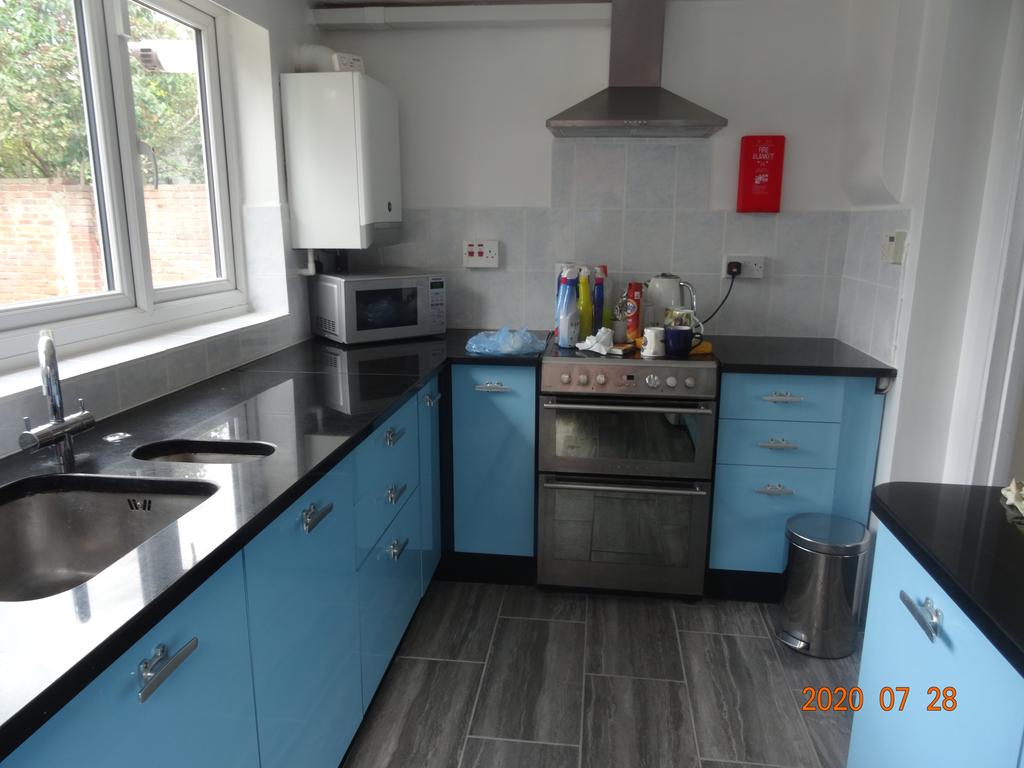 Avenue Road, Kingston upon Thames, KT1 2RB 5 bed detached house £