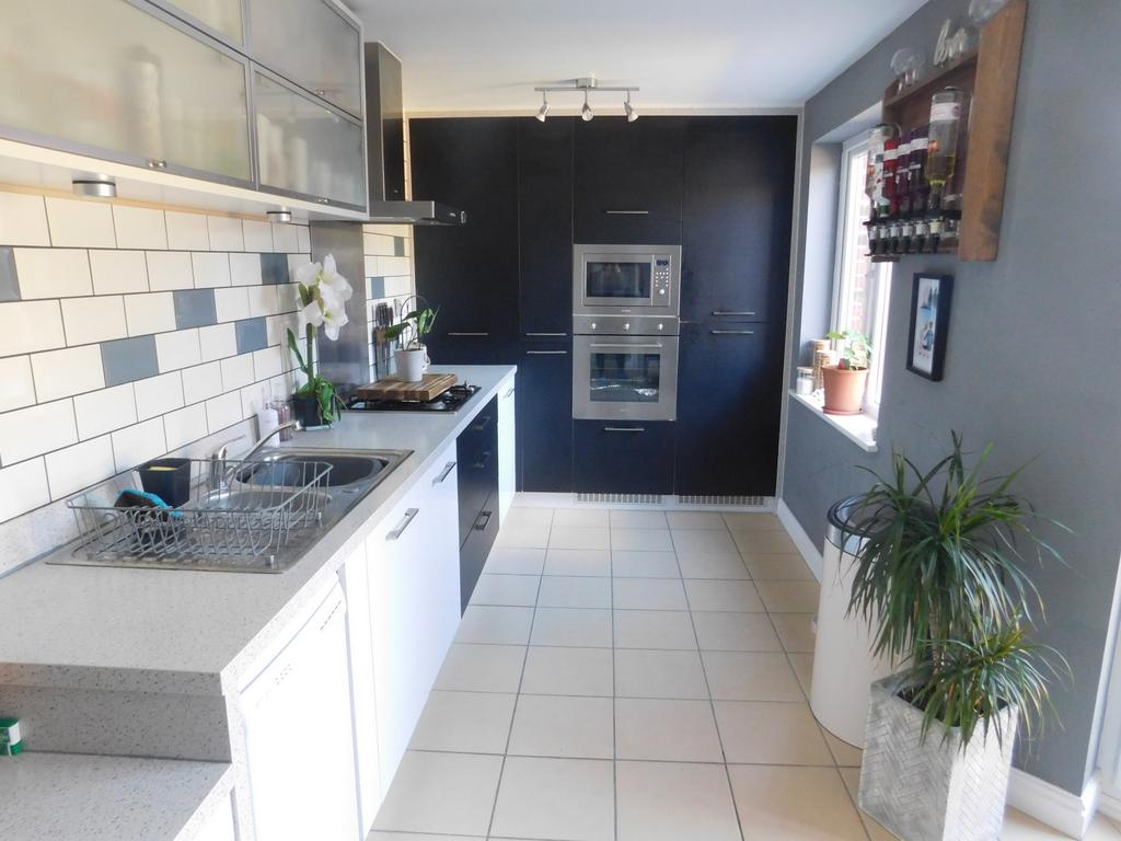 Newman Drive, Church Gresley, DE11 3 bed semidetached house £239,950