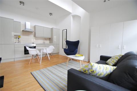 Studio to rent, Holloway Road, London, N7