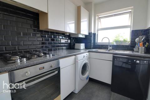 86 Cobham Close, Enfield, EN1 3SU