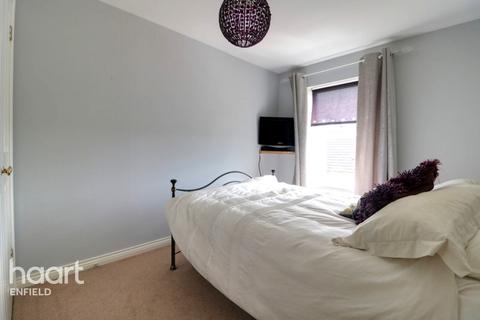86 Cobham Close, Enfield, EN1 3SU