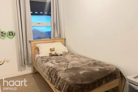 86 Cobham Close, Enfield, EN1 3SU