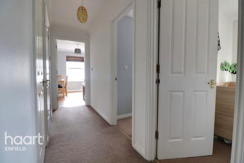 86 Cobham Close, Enfield, EN1 3SU