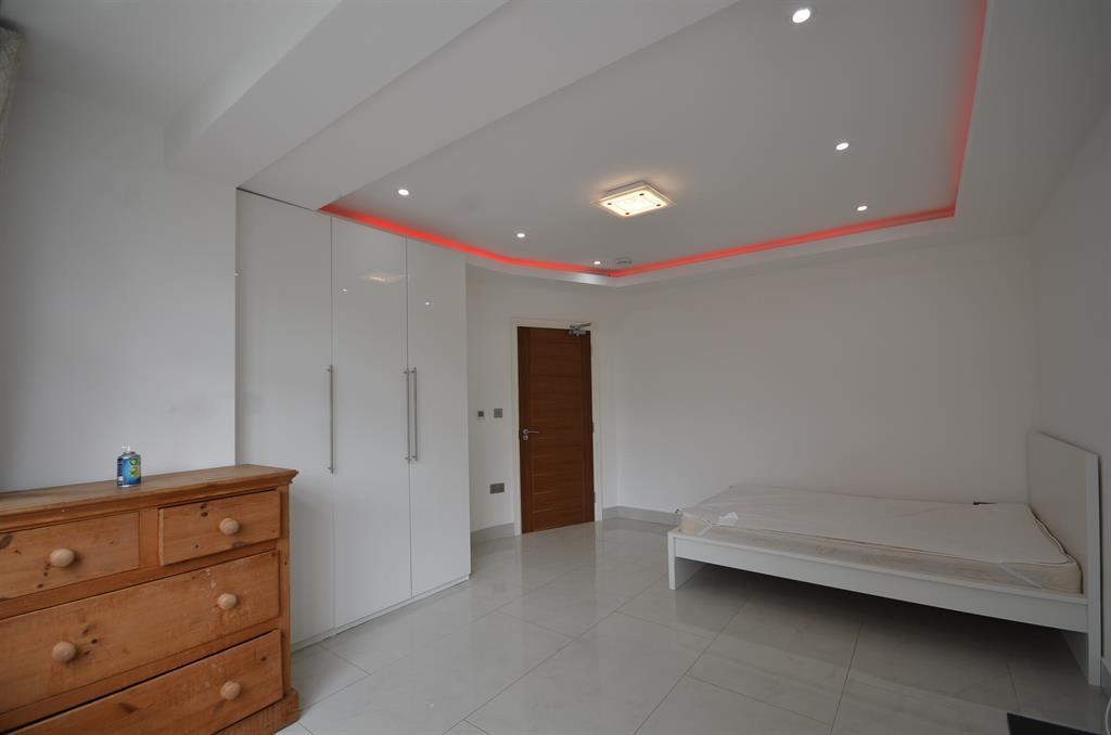 Rosslyn Crescent, Wembley, Middlesex, HA9 7NZ 1 bed property £850 pcm