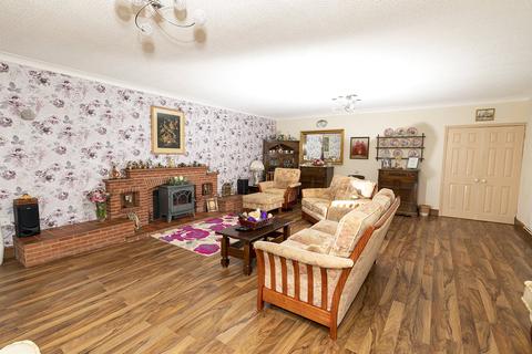 3 bedroom bungalow for sale - Lower City Road, Tividale, Oldbury, West Midlands, B69