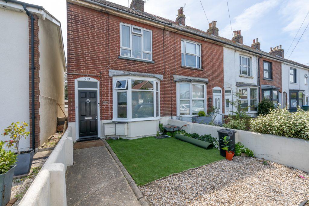 Chichester Road, North Bersted, Bognor Regis, West Sussex. PO21 5AQ 1