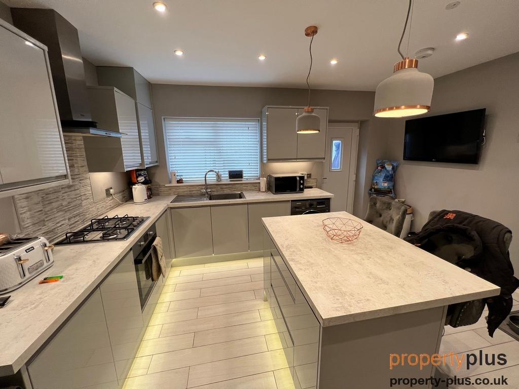 Primrose Street Tonypandy Tonypandy 4 bed end of terrace house £198,000