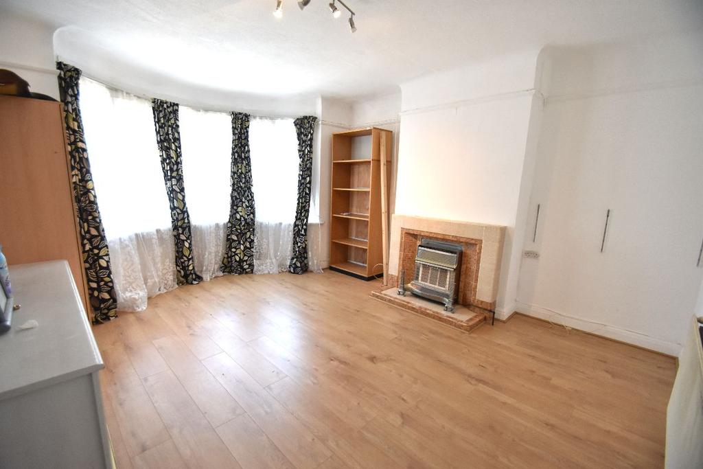 Sutton Lane, Hounslow TW3 3 bed semidetached house £649,950