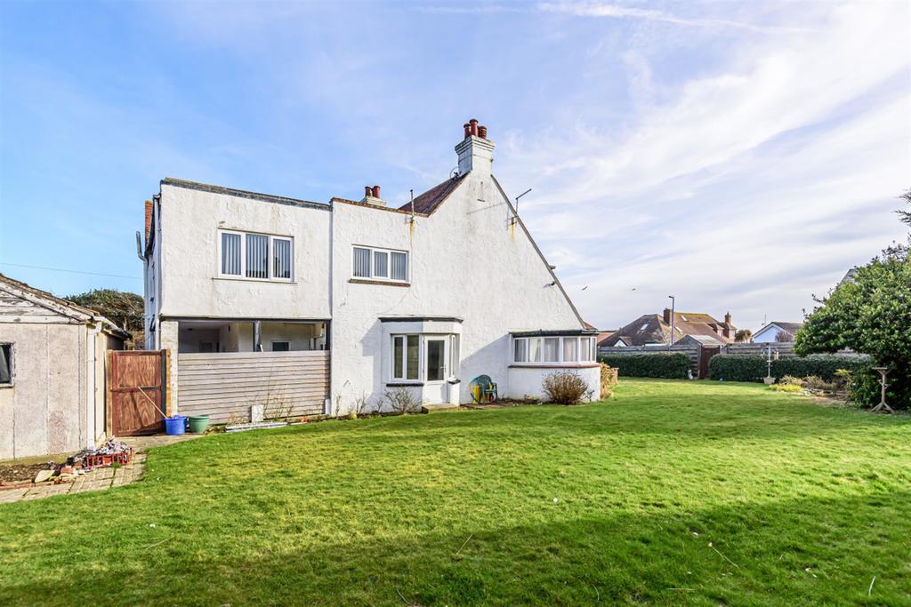 Clayton Road, Selsey, PO20 5 bed detached house £695,000